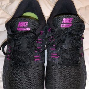 NIKE tennis shoes